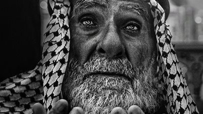 أحد الفقراء كل مرة يكتب في ورقة 