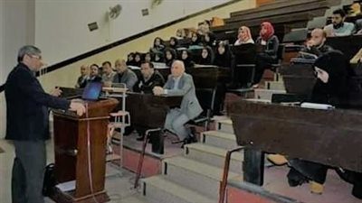 نقاش بين أستاذ وفتاة في احدى الجامعات