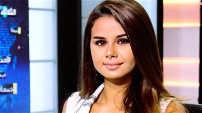 الفنانة منة عرفة تحرج المذيع العراقي نزار الفارس بعد سؤالها سؤال جريء بوجود زوجها ؟