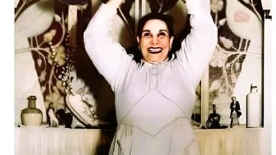 هذا الطفل الذي تحمله ماري منيب أصبح فنان شهير.. من هو؟